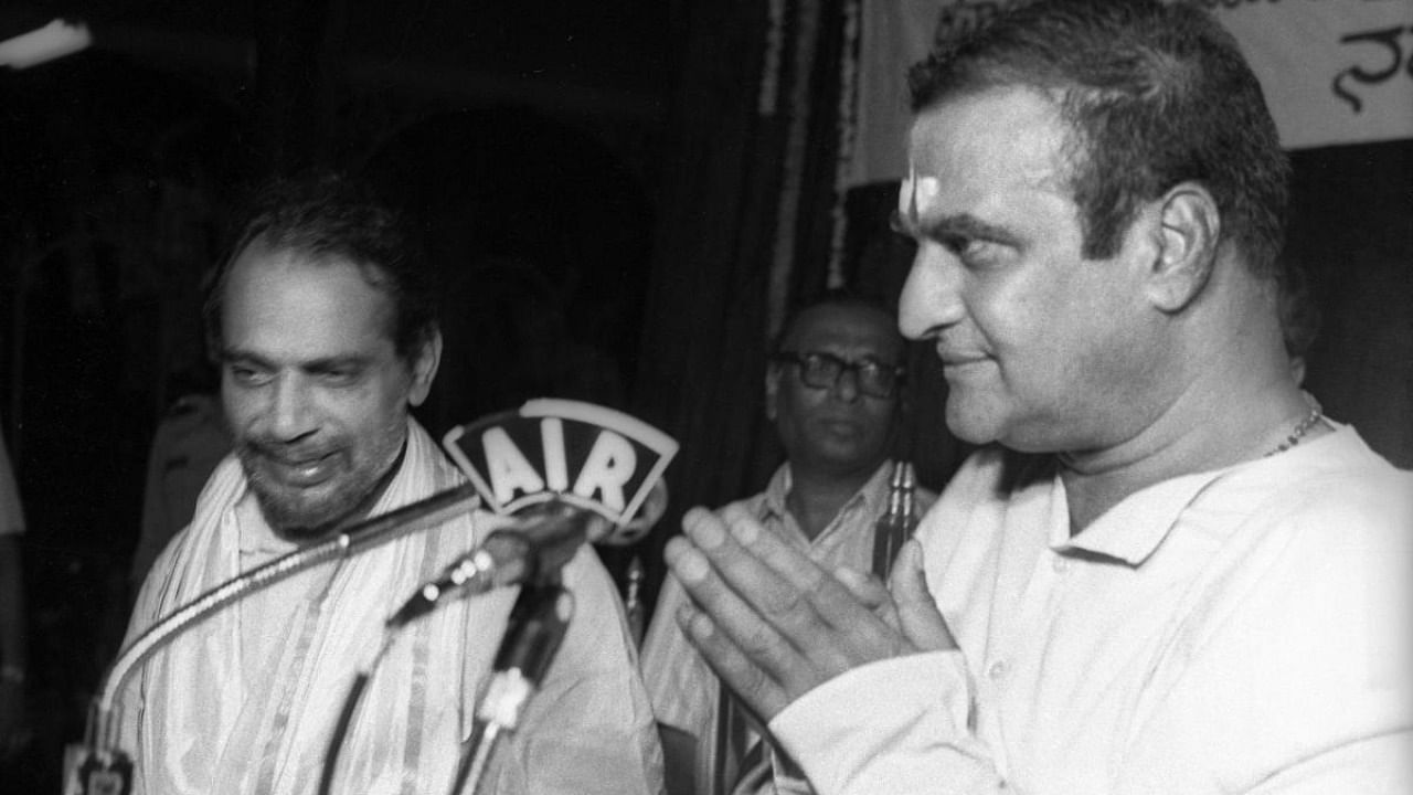 N T Rama Rao, the then Andhra Pradesh chief minister, is seen with his then Karnataka counterpart Ramakrishna Hegde, at a public meeting in Bengaluru in 1983. The very next year Hegde helped Rao, who was ousted from his post, reclaim his chair by sheltering TDP MLAs in Mysuru to prevent them from being poached. Credit: DH file photo