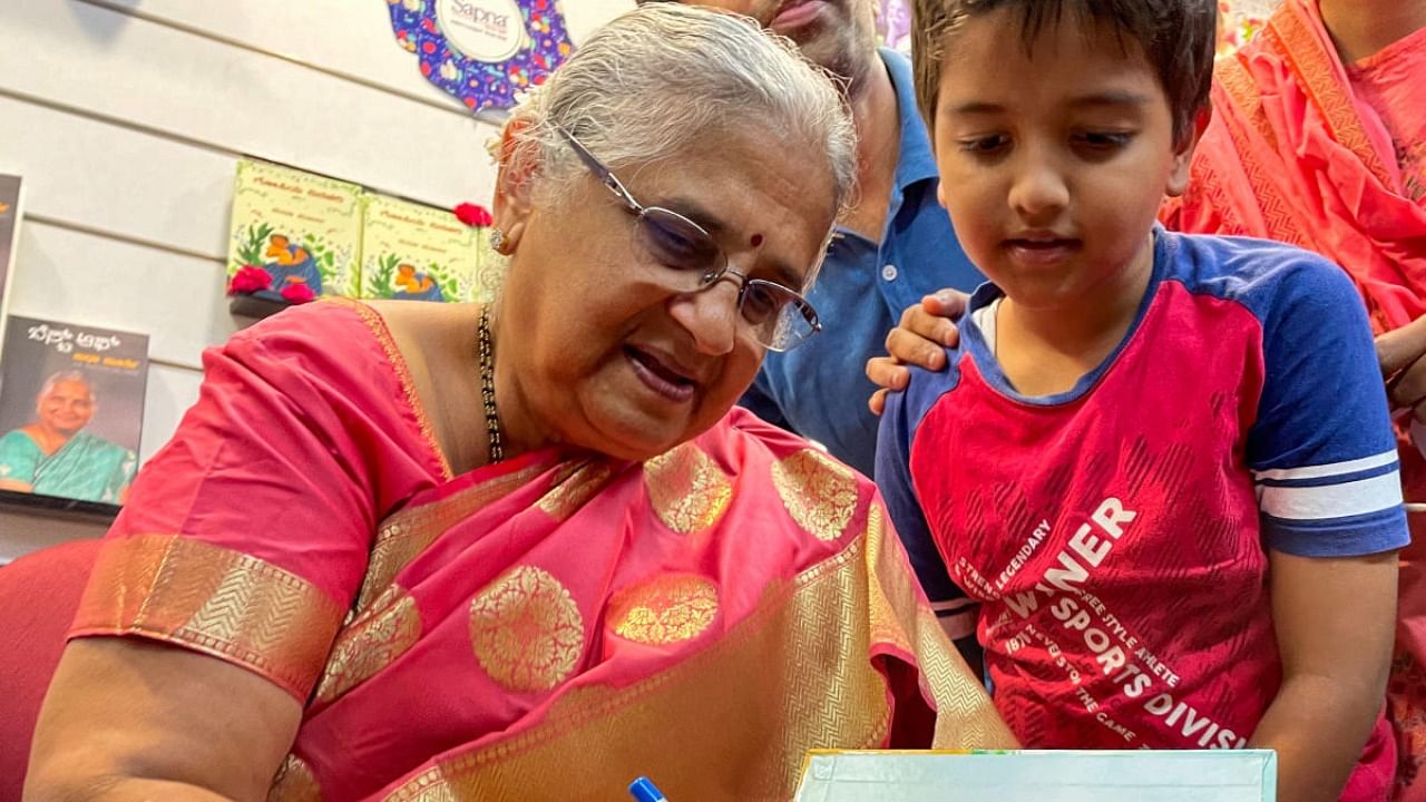 Author Sudha Murty interacts with a child at an event in Bengaluru on Saturday. Credit: DH Photo/PUSHKAR V