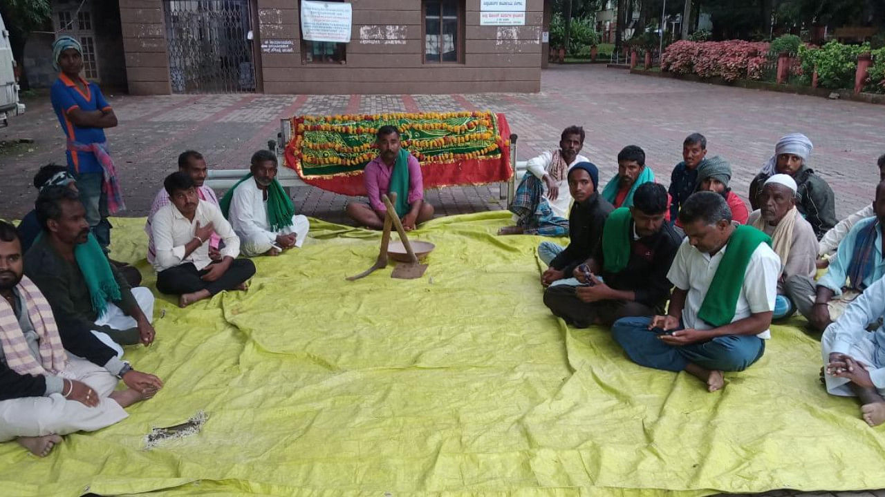 Residents of Enagi village in Savadatti taluk stage a protest with the body of a deceased person in the premises of the Deputy Commissioner's office in Belagavi. Credit: DH Photo