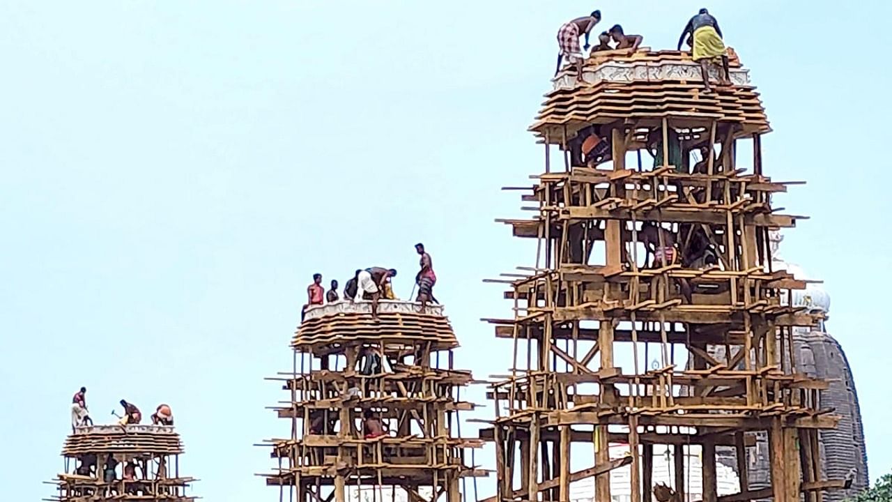 Workers construct chariots for the annual 'Rath Yatra' festival of Lord Jagannath, in Puri, Tuesday, June 21, 2022. Credit: PTI Photo