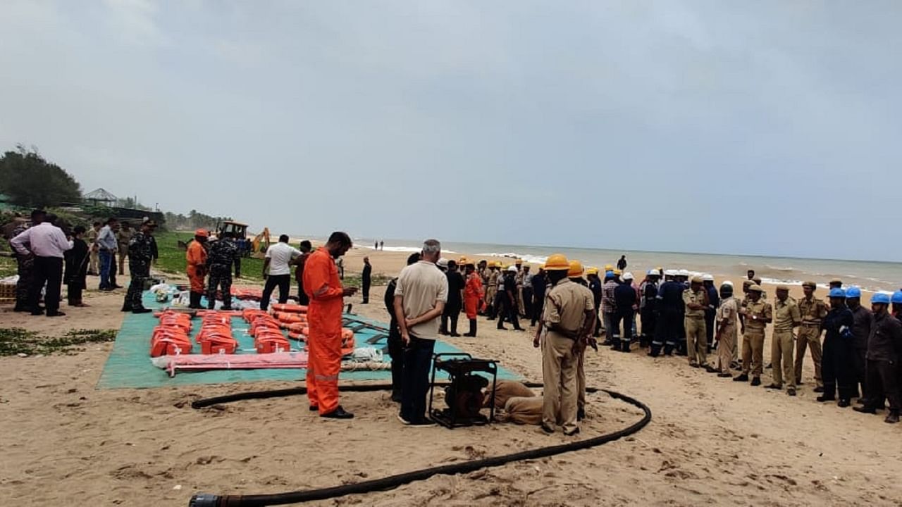 Stakeholders from various departments take part in a mock drill on sea shore clean-up in Ullal on Sunday. Credit: Special arrangement