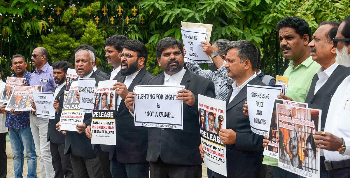 Members of Advocates Association protest in front of city civil court against Gujrath police for arresting Activist Teesta Setalvad and Sreekumar, in Bengaluru on Monday. Credit: DH Photo