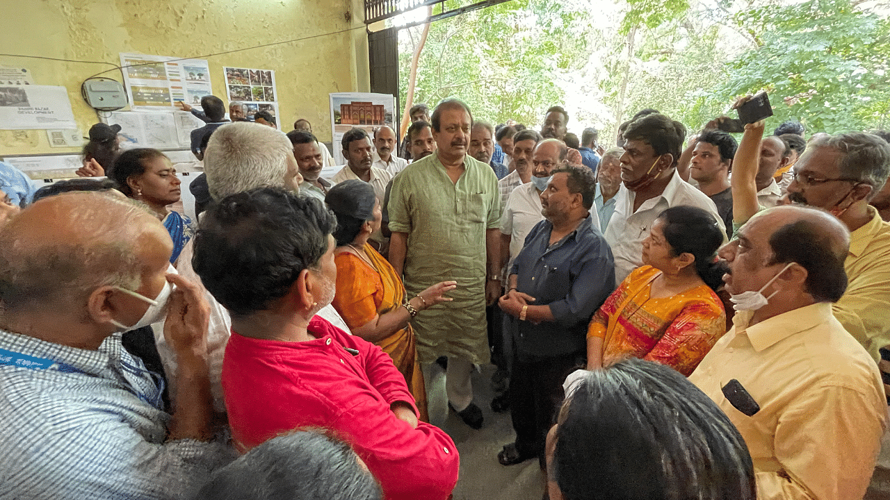 Tussle between DULT officials and vendors over Gandhi Bazaar Main Road. Credit: DH Photo