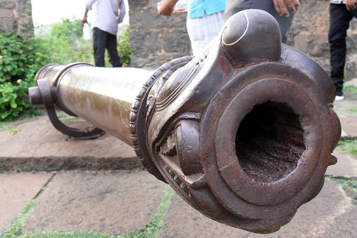 Khadak Bijli cannon at Kalyani fort.