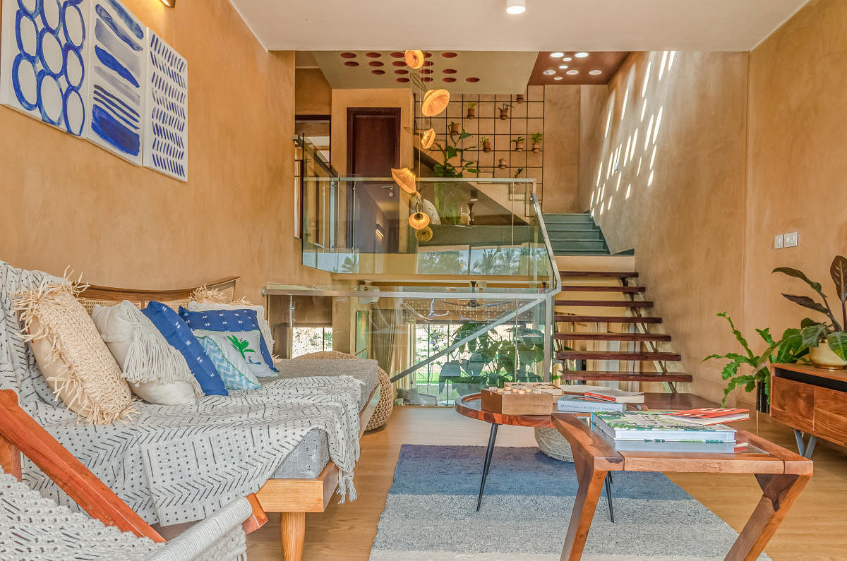 At the villa project Svamitva Terravana, Bengaluru, designed by Mindspace Architects, the mezzanine floor connects the lower level and the upper levels of the house. 