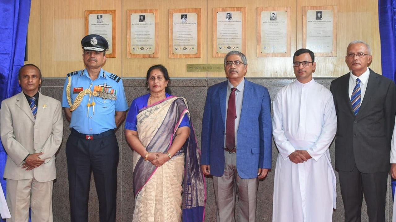 Kavitha Mohan, wife of Late Flt Lt Krishna Kumar Mohan, and Justice Arindam Sinha, son of Late Flt Lt Babul Guha, were present at the ceremony. Credit: DH Photo/S K Dinesh