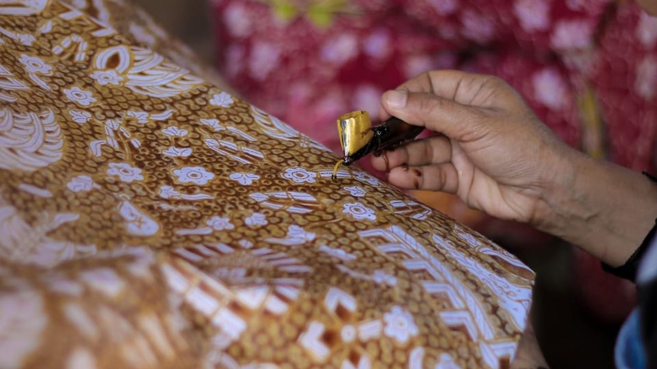 A craftsman at a batik workshop in Indonesia. Credit: Purnima Sharma