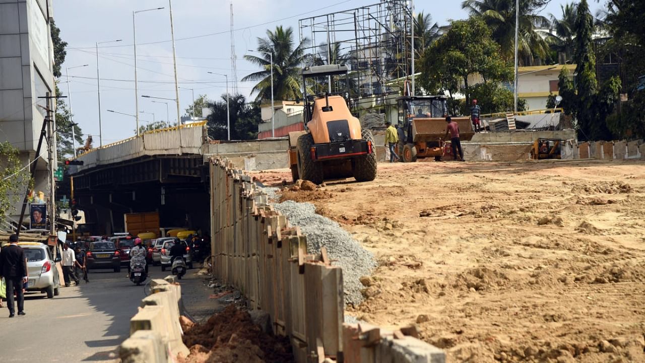 Construction work at the steel flyover at Sivananda Circle. DH FILE PHOTO/B H Shivakumar