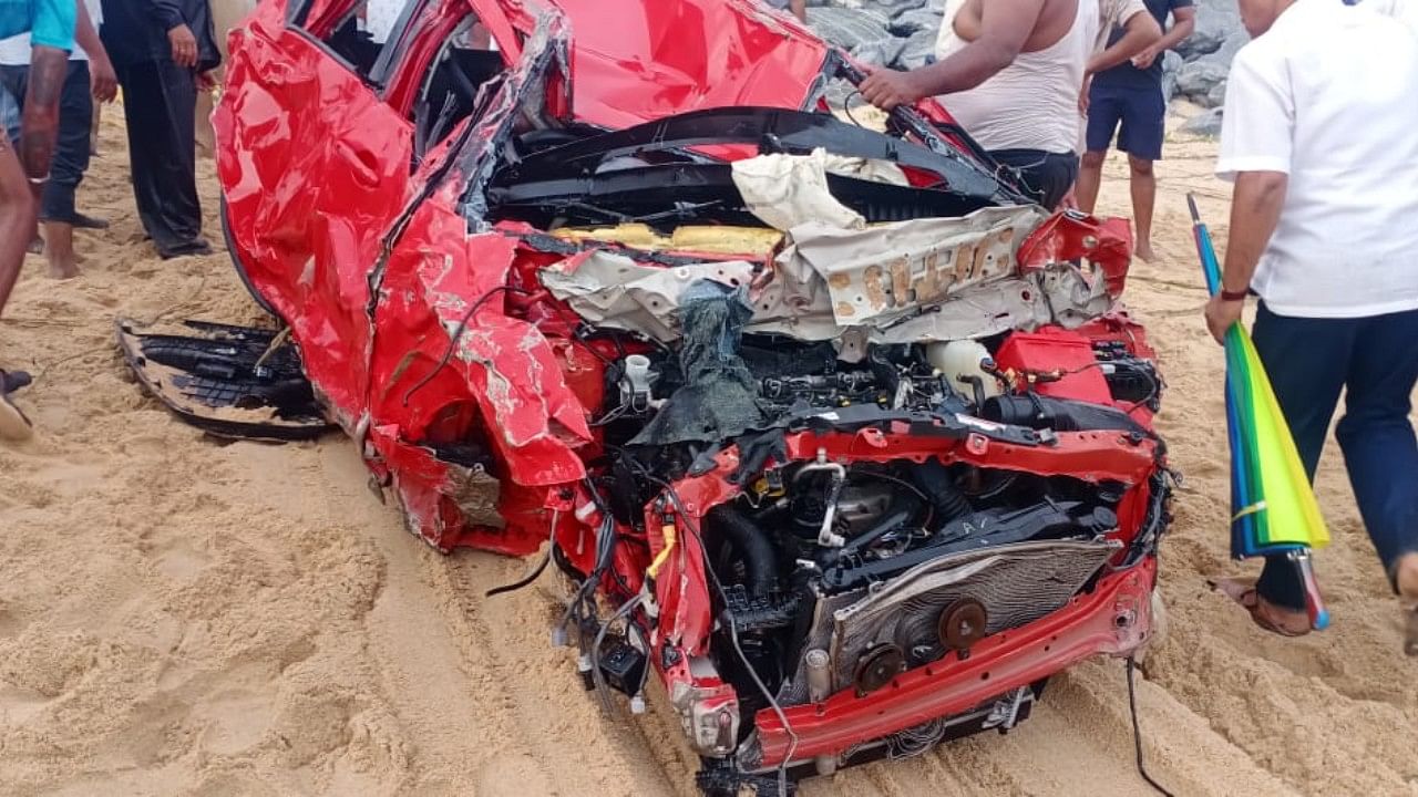 The car which fell into the sea near Maravanthe in Udupi. Credit: DH Photo