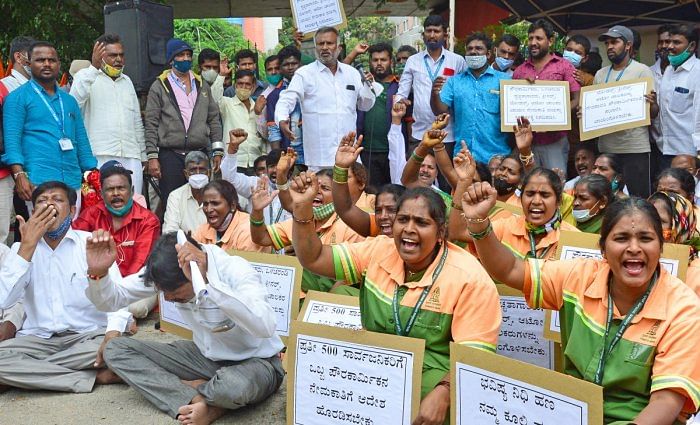 Members of the Karnataka Pourakarmika Association stage a protest. Credit: DH Photo/Ranju P