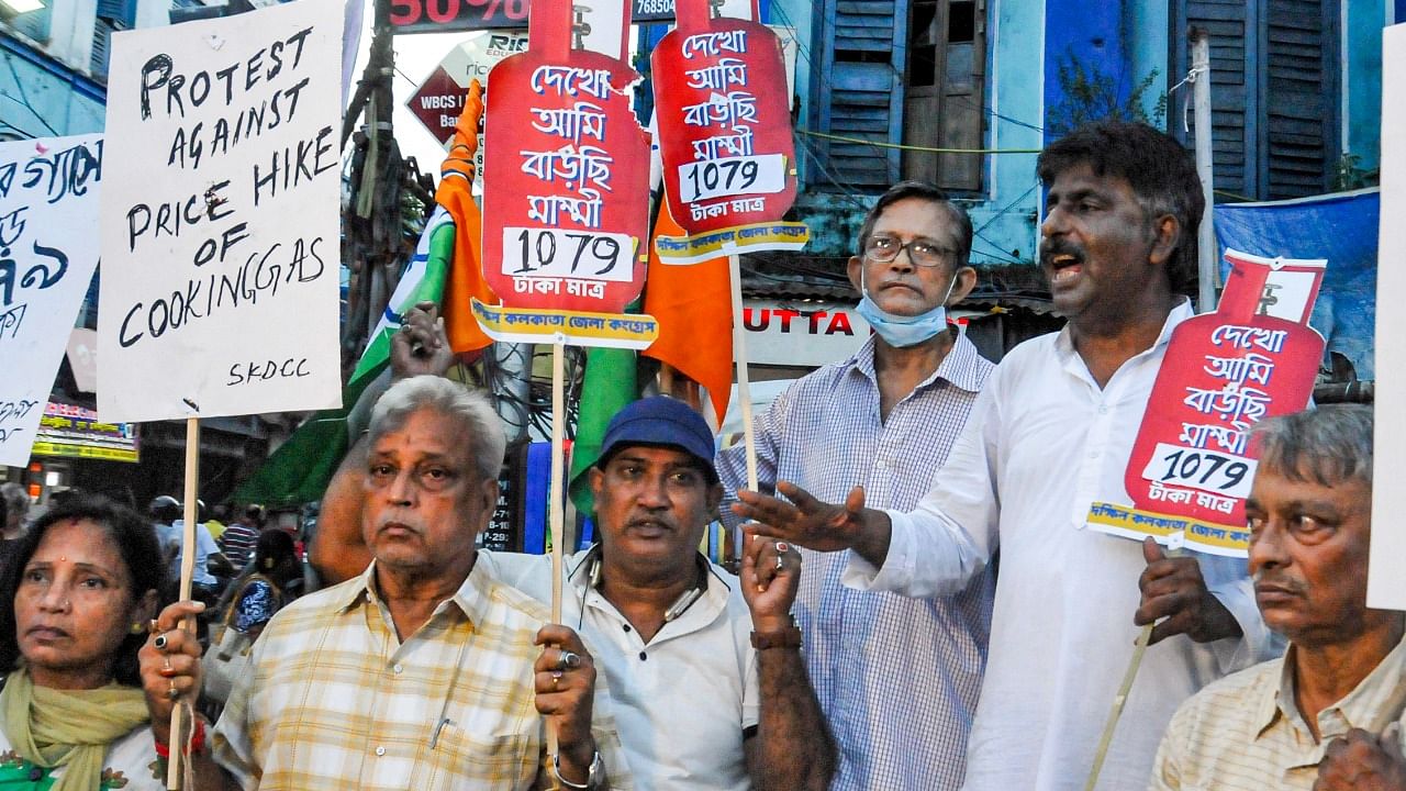 Congress protest over LPG price hike. Credit: PTI Photo