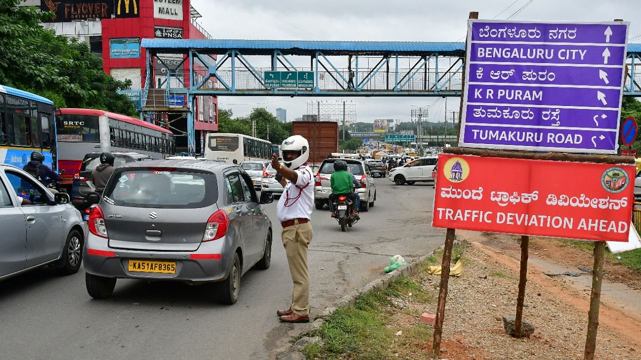 Traffic police preparing for the trial system to control the traffic jam at Hebbal Flyover. Credit: DH Photo