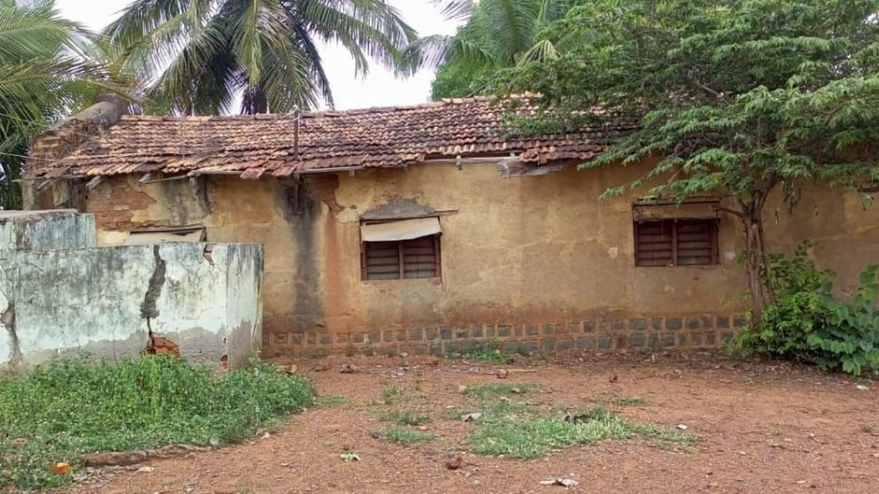 The poor condition of a government school which is on verge of collapse at Malakankoppa village in Kalghatgi taluk. Credit: DH Photo