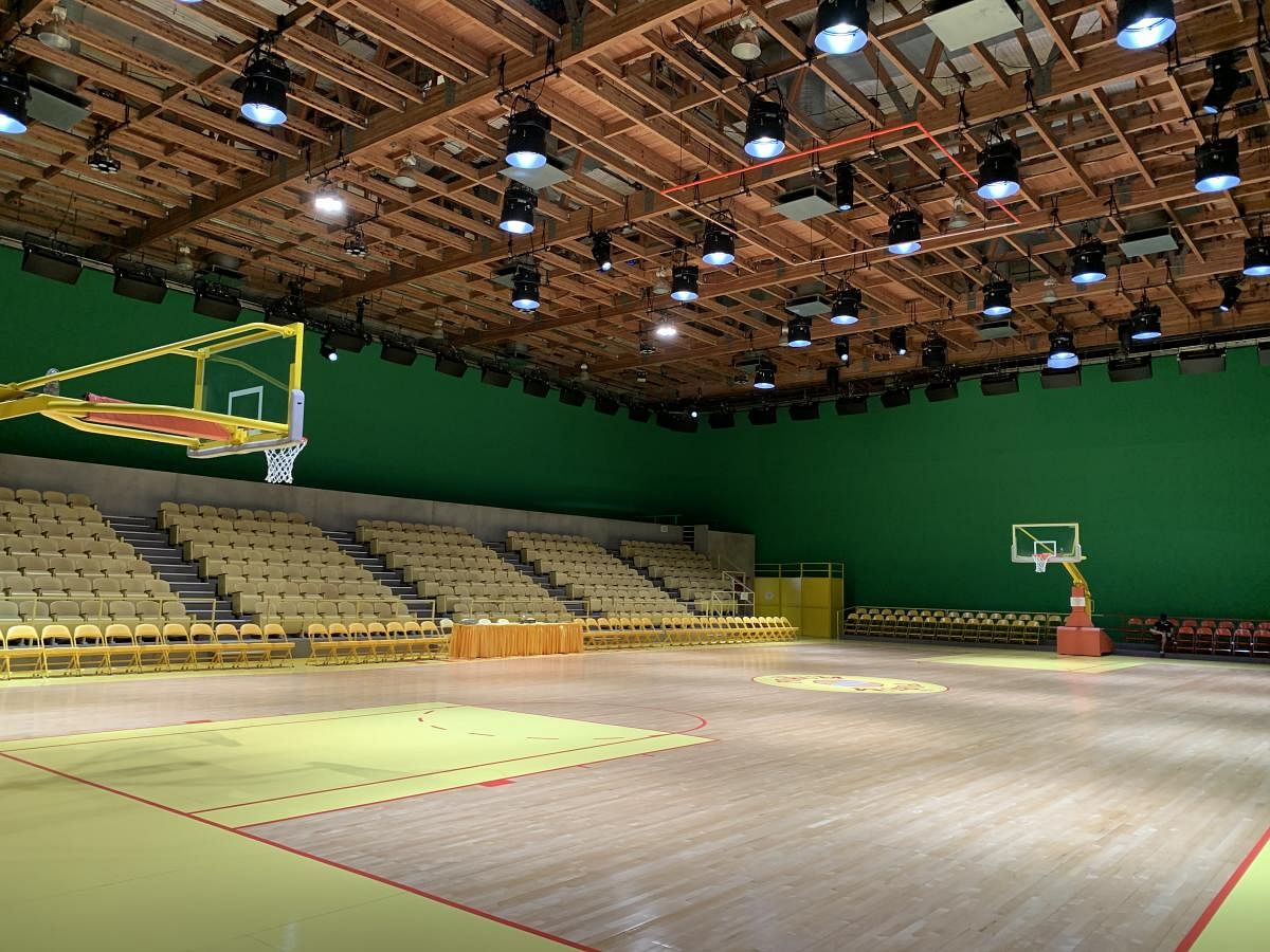 Argya recreated the Great Western Forum, an arena that sat 17,000 people, on a tiny stage in downtown Los Angeles. It was featured in the OTT show ‘Winning Time: The rise of the Lakers dynasty’. 
