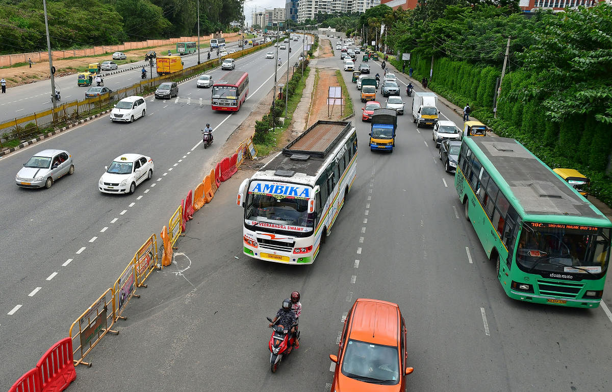 The traffic changes effected at Hebbal junction have eased the congestion from the airport flyover side. But the changes have choked the movement of vehicles on the service road. Credit: DH Photo