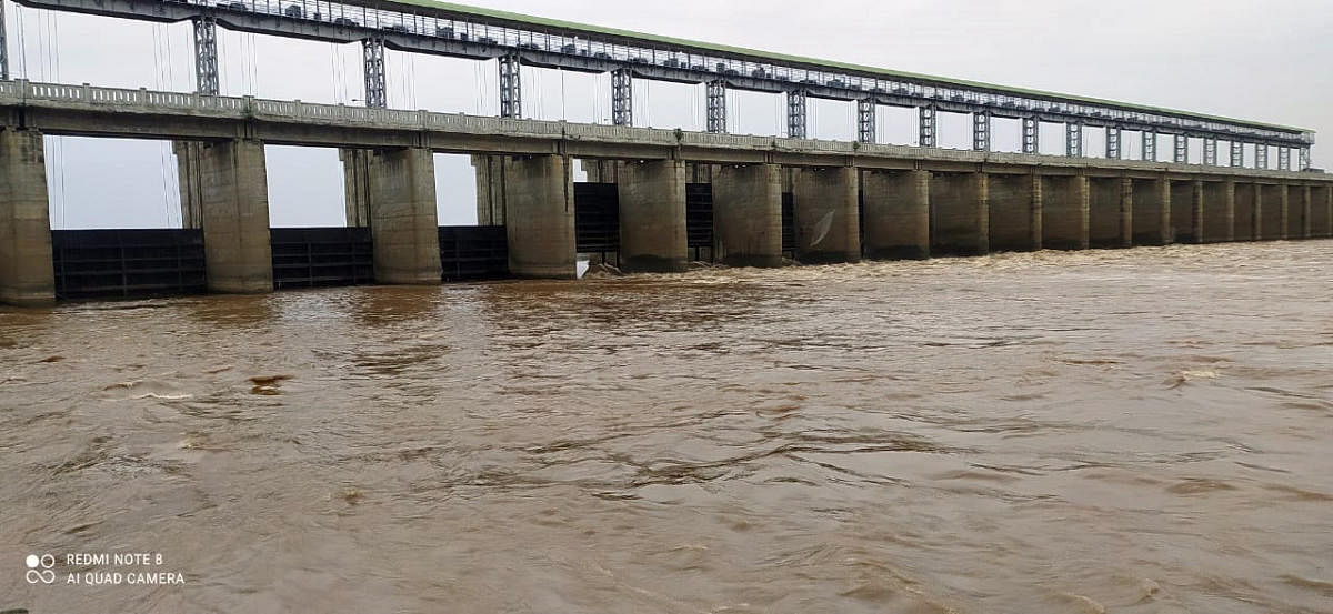 About one lakh cusec of water flows into River Krishna from the Lal Bahadur Shastri Dam at Alamatti in Vijayapura district on Tuesday. Credit: DH Photo