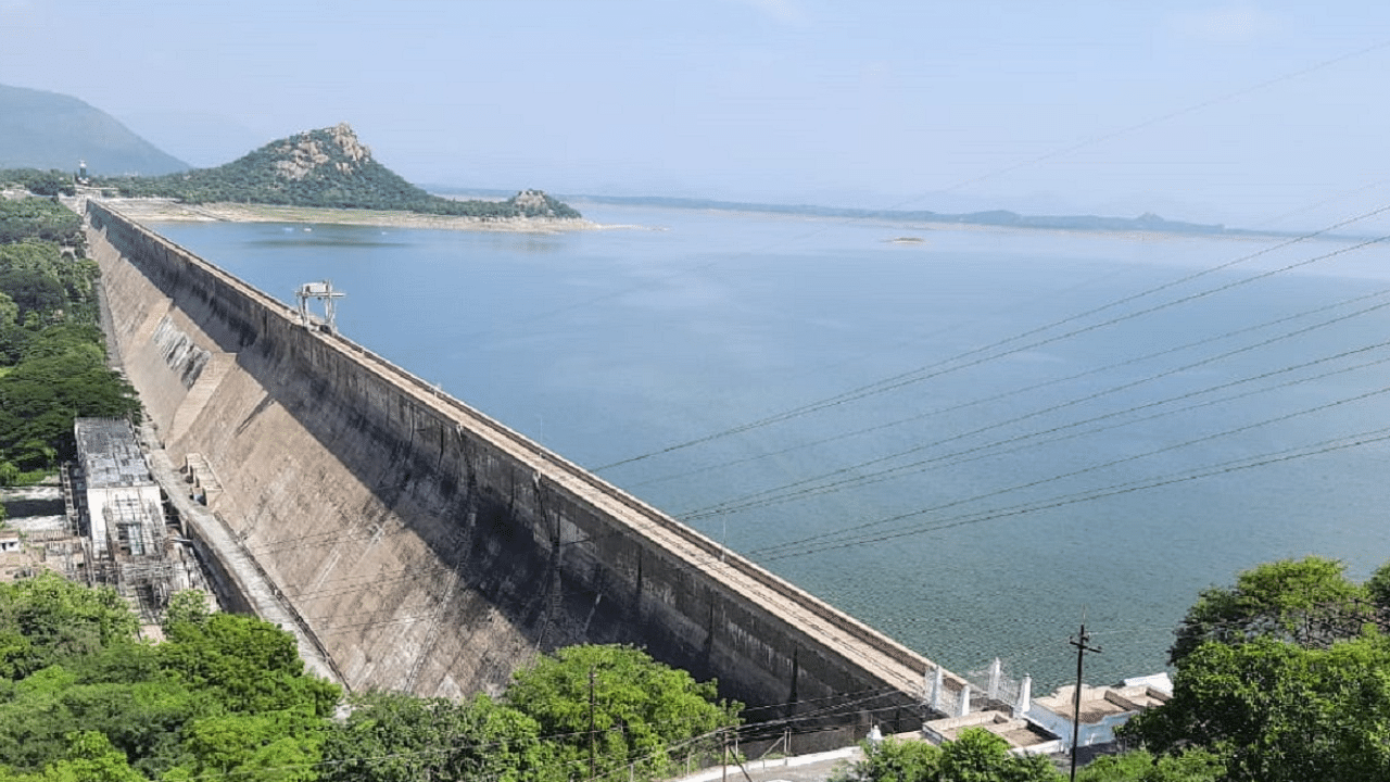 At Mettur, the inflow at 8 pm on Tuesday was 95,515 cusecs while the water level stood at 103.070 feet as against the FRL of 120 feet. Credit: DH Photo