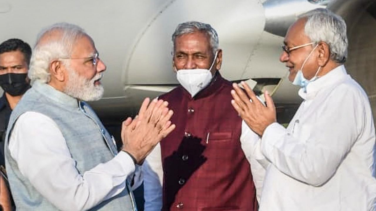 Prime Minister Narendra Modi being welcomed by Bihar Chief Minister Nitish Kumar. Credit: PTI Photo