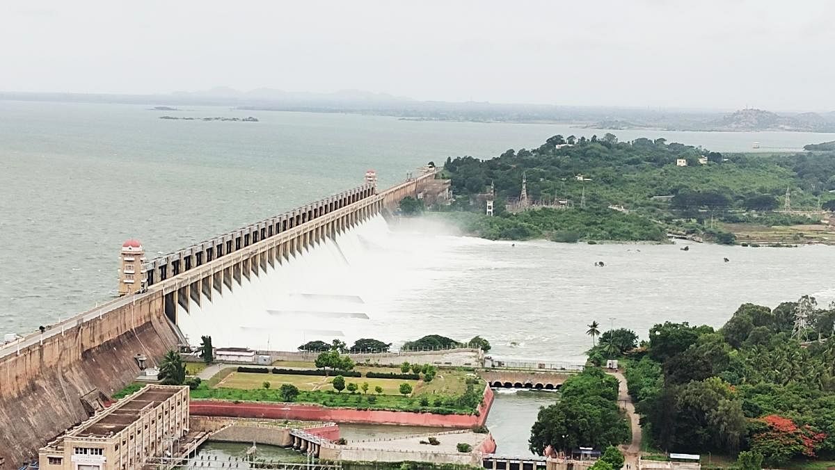 More than 1.15 lakh cusec of water was released from the Tungabhadra dam by lifting 31 of the 33 crest gates on Wednesday. Credit: DH Photo