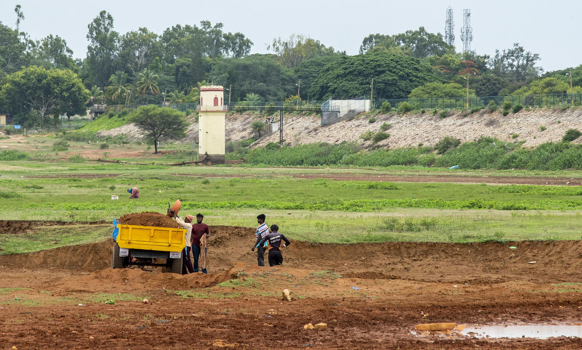 The state government has identified 1,038 lakes, including 28 from Bengaluru Urban, that is within a five km radius of highways. Credit: DH Photo