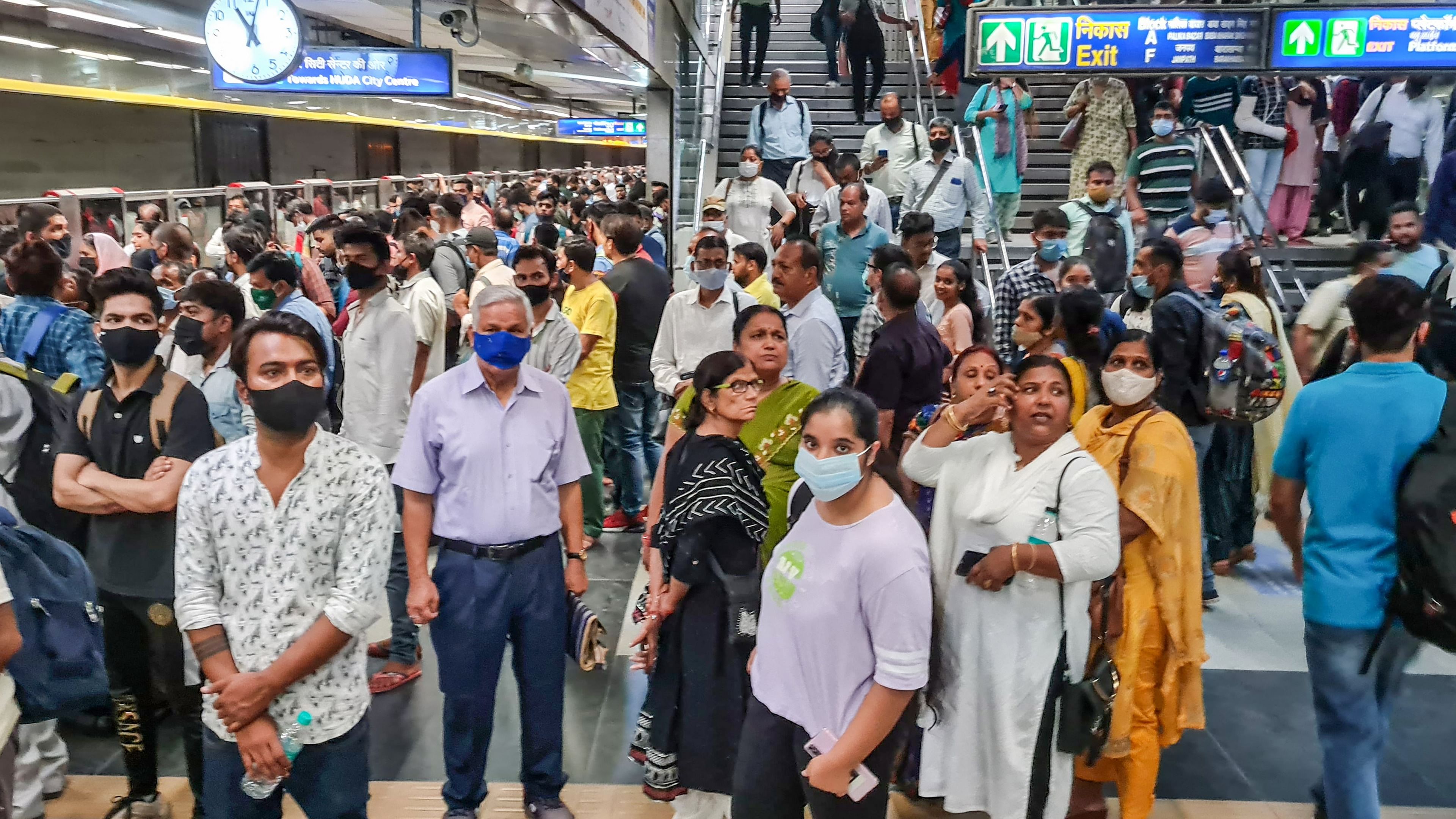 In line with the Delhi Disaster Management Authority (DDMA) guidelines, police impose a fine of Rs 500 on people violating the mask mandate. Credit: PTI photo