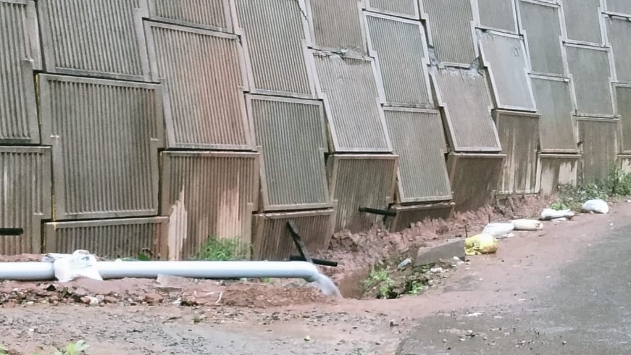 The concrete slab of the retaining wall started slipping behind the DC's office in Madikeri, by the side of Madikeri-Mangaluru road. Credit: DH Photo