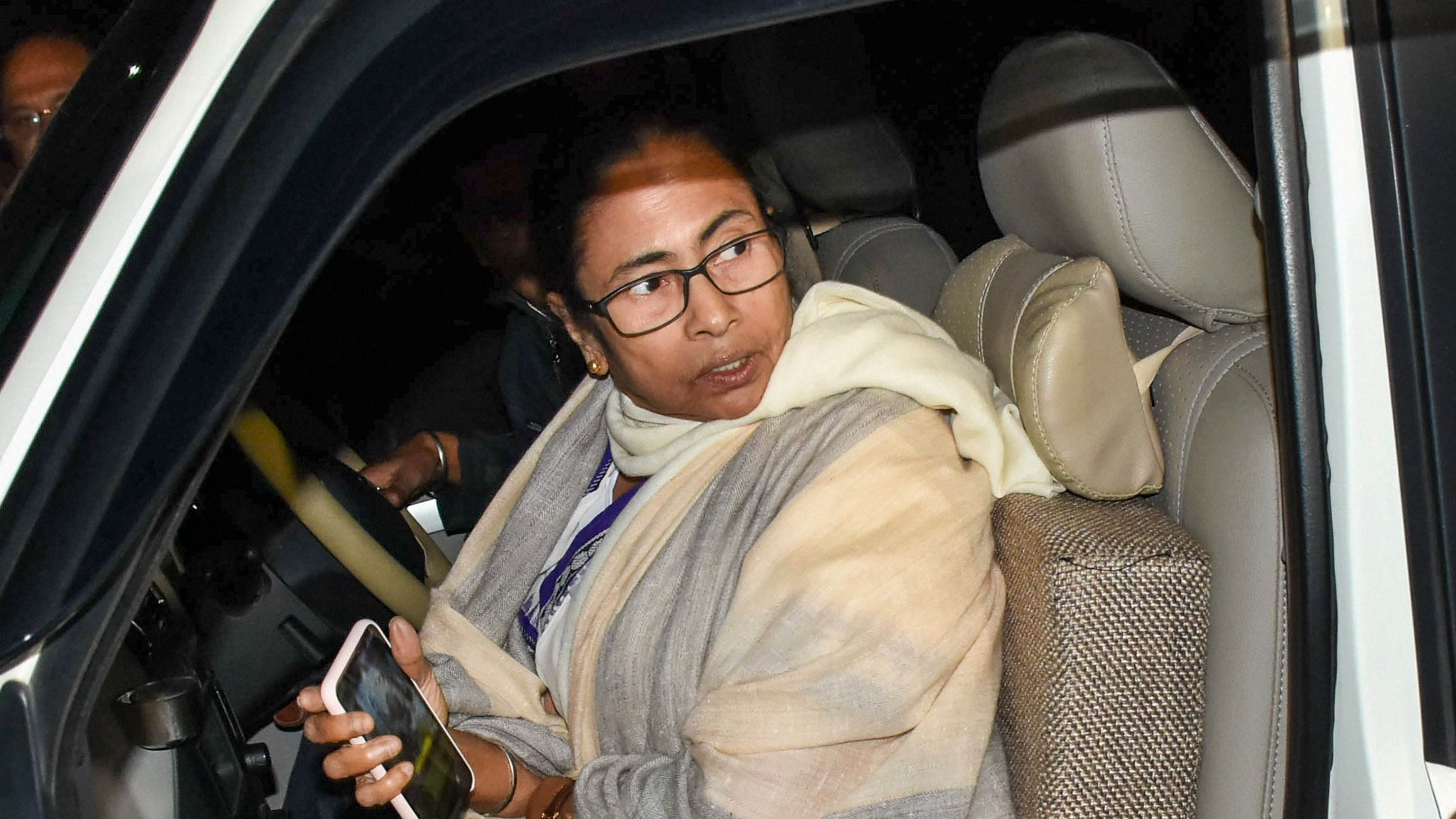 Mamata Banerjee attends in the oath ceremony of Chief Minister Hemant Soren. Credit: PTI File Photo