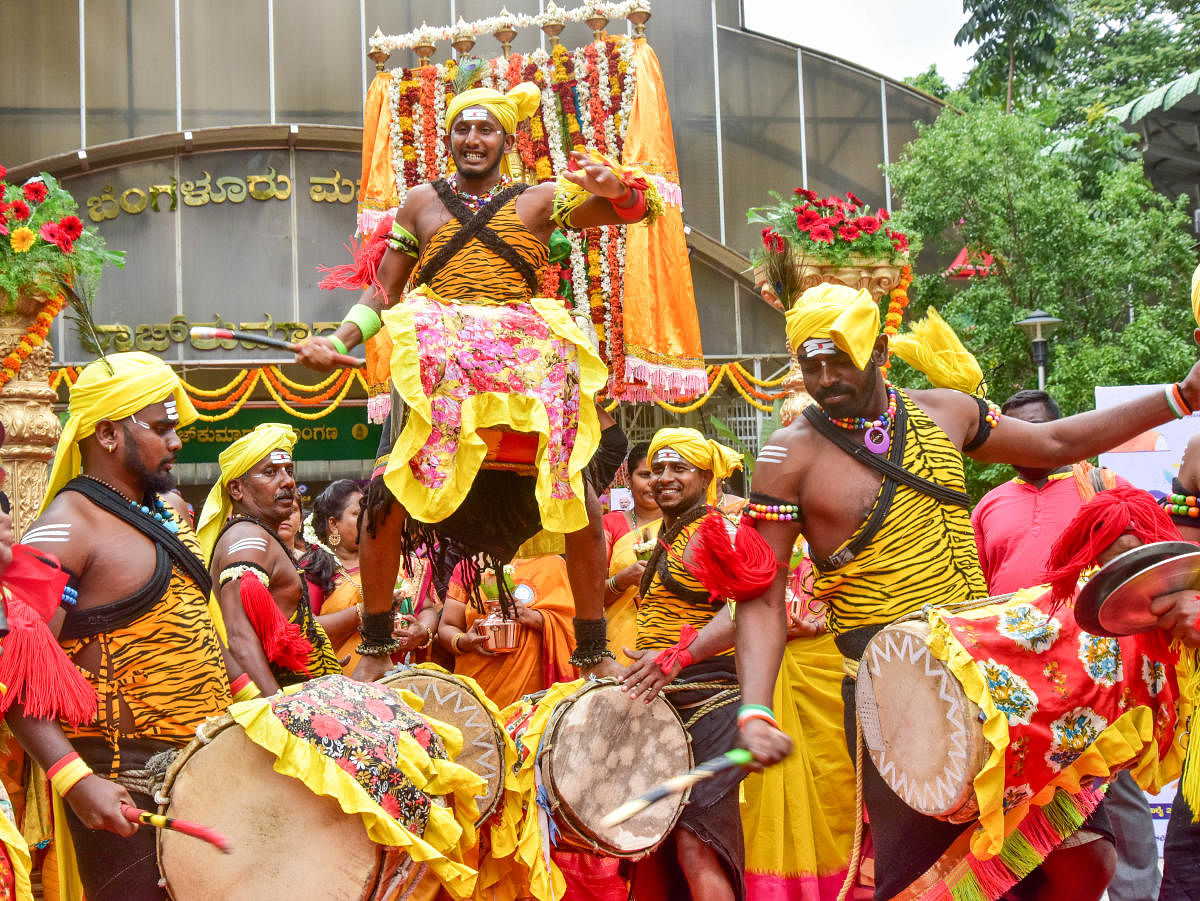 Folk artists perform during 'Swa-Nidhi Mahotsava', a celebration of footpath vendors, in Bengaluru on Monday. Credit: DH Photo/Prashanth H G