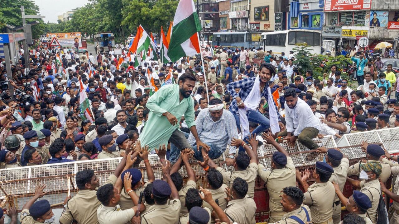 Police personnel attempt to stop Congress workers during a nationwide protest against summoning of party interim President Sonia Gandhi by ED in National Herald case, in Bhubaneswar, Thursday, July 21, 2022. Credit: PTI Photo