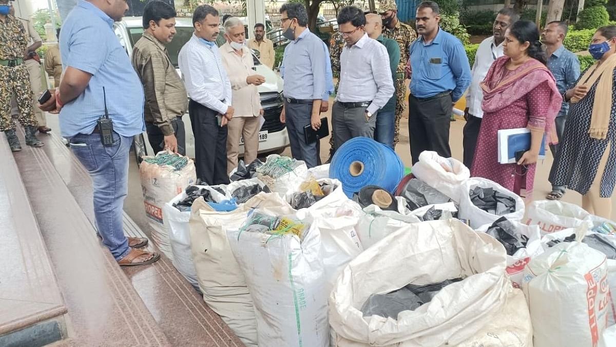 BBMP Chief Commissioner Dasarahalli inspects banned plastic seized in Dasarhalli zone. Credit: DH Photo