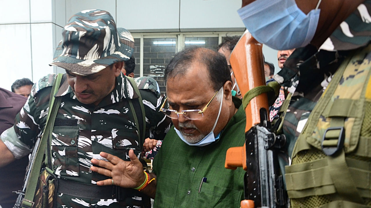 Enforcement Directorate officials bring Partha Chatterjee for medical checkup at Joka ESI Hospital on July 23, 2022. Credit: IANS Photo