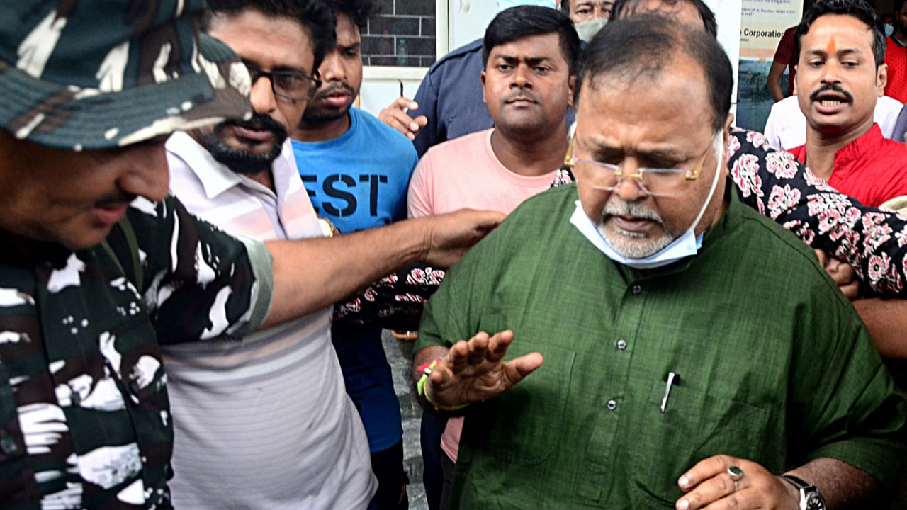 ED officials officials bring Partha Chatterjee for medical checkup at Joka ESI Hospital, Kolkata, July 23, 2022. Credit: IANS Photo