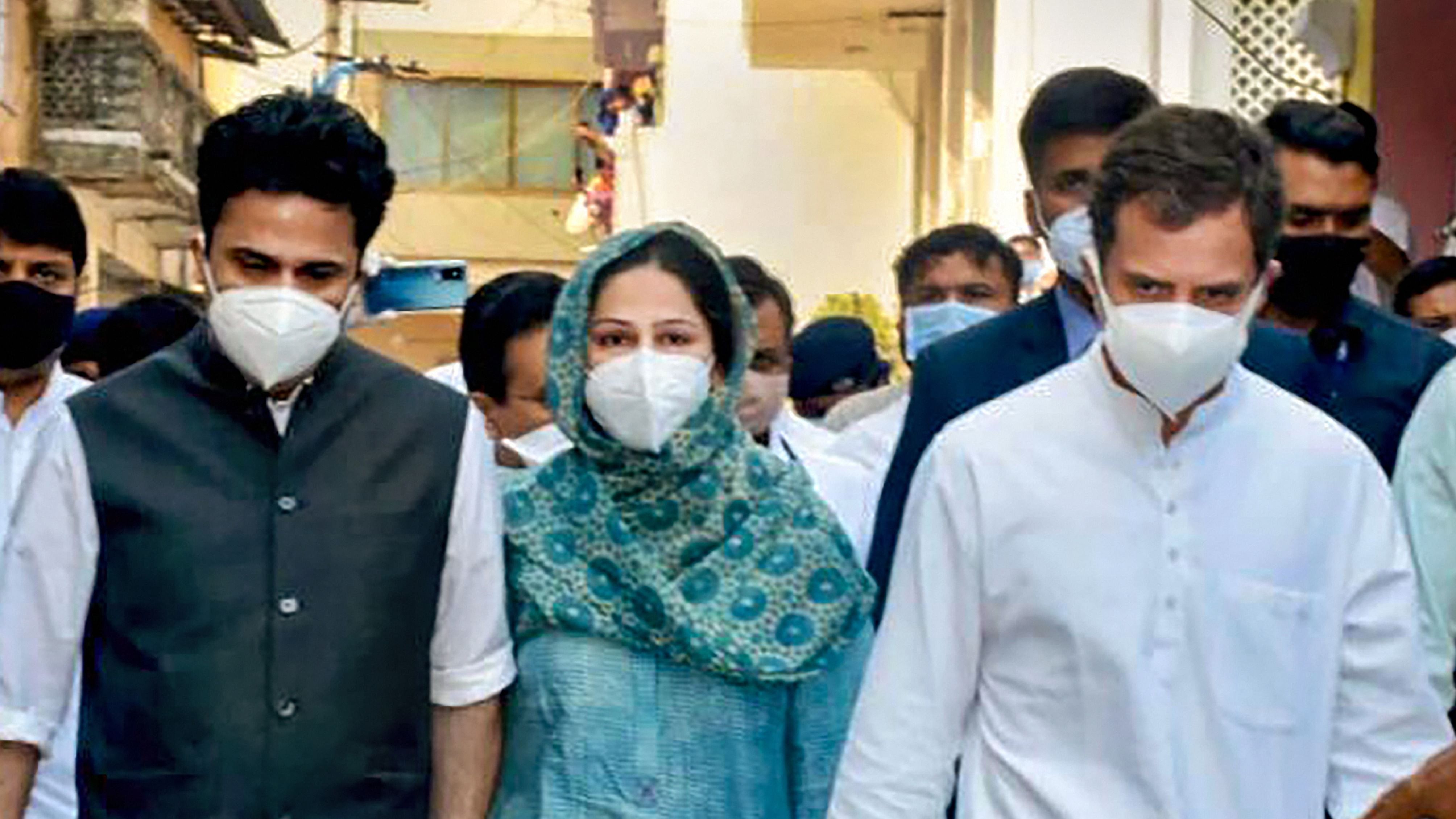 Senior Congress leader Rahul Gandhi along with Mumtaz Patel, daughter of late party leader Ahmed Patel and his son Faizal Patel during his last rites, in Vadodara. Credit: PTI Photo