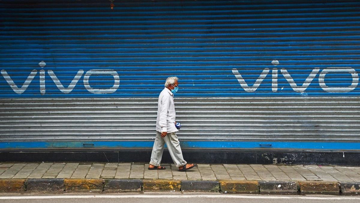 After the 2020 border clash, India banned over 200 Chinese IT apps. In pic, a man walks past a Chinese smartphone store in Mumbai. Credit: AFP Photo