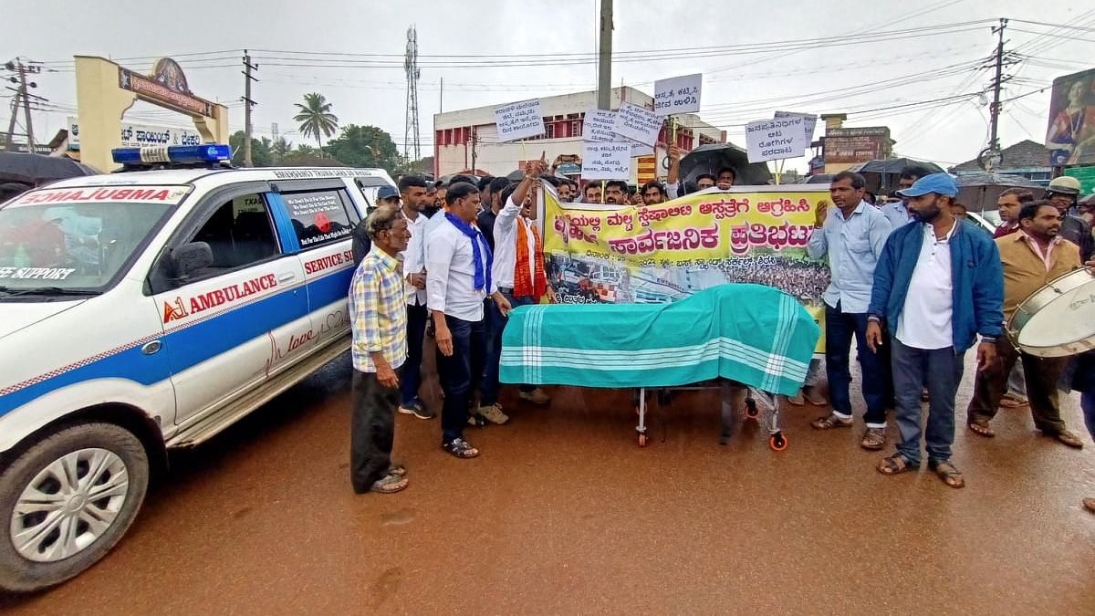 Citizens hold a protest seeking a super speciality hospital in the district in in Sirsi of Uttara Kannada district on Monday. Credit: DH Photo
