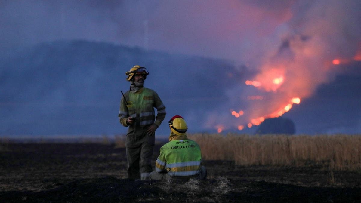 Firefighters work at the site of a wildfire outside Tabara, Zamora, on the second heatwave of the year, in Spain, July 18, 2022. Credit: Reuters photo