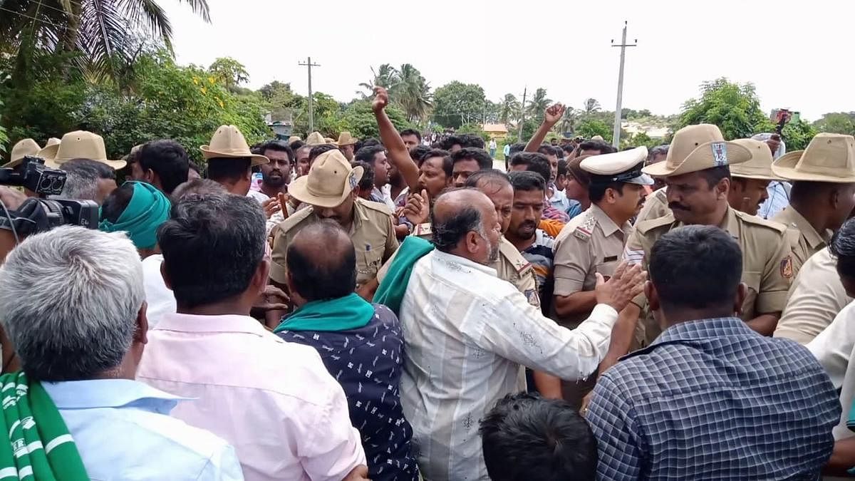 Police stop farmers and members of other organisation involved in 'Go Back' movement, from entering Bebi Betta, in Pandavapura taluk, Mandya district, on Monday. Credit: DH Photo