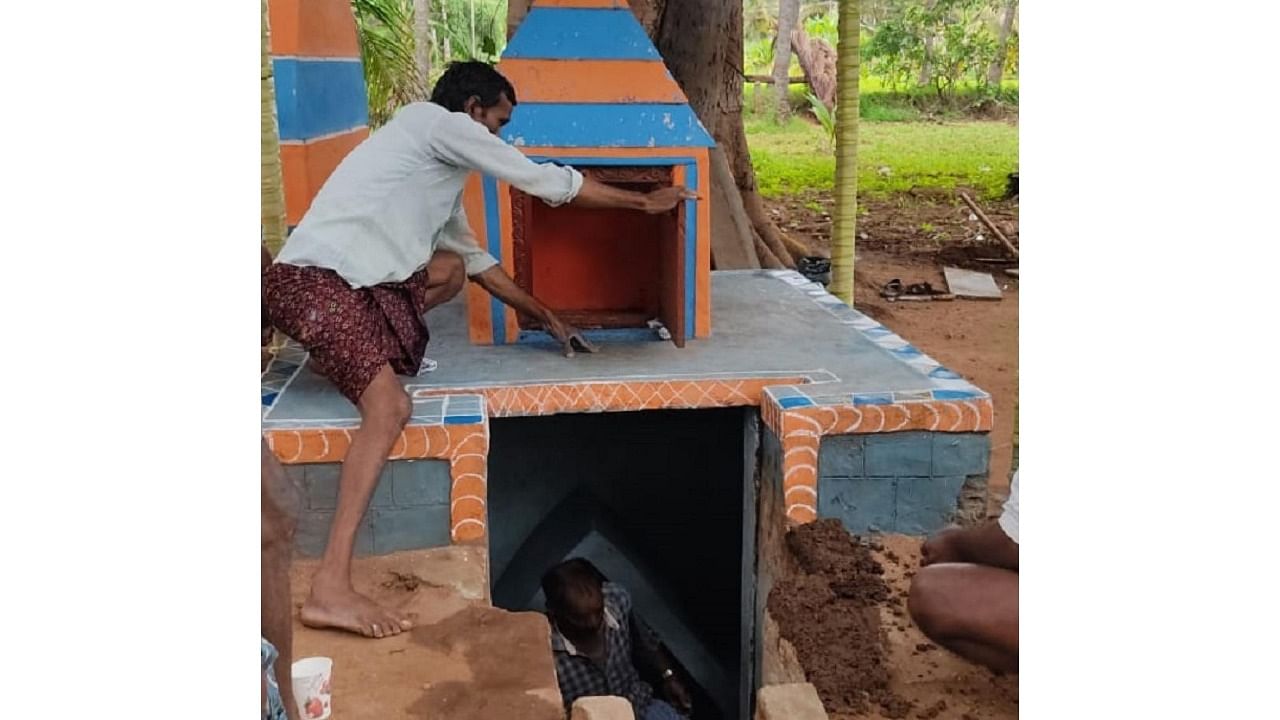 Tomb built by Puttananjappa 20 years ago at Nanjedevanapur, Chamarajanagar taluk. Credit: DH Photo