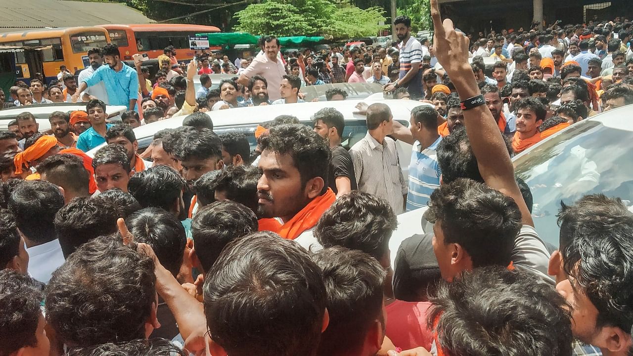 Protestors block a road over the alleged murder of Bharatiya Janata Party (BJP) Yuva Morcha worker Praveen Nettaru on Tuesday evening, at Bellare in Dakshina Kannada district. Credit: PTI Photo