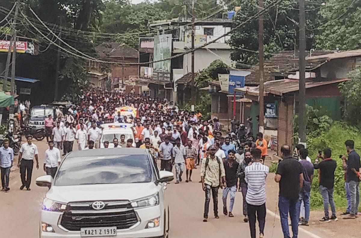 Protestors block a road over the alleged murder of Bharatiya Janata Party (BJP) Yuva Morcha worker Praveen Nettaru on Tuesday evening, at Bellare in Dakshina Kannada district, Wednesday, July 27, 2022. Credit: PTI Photo