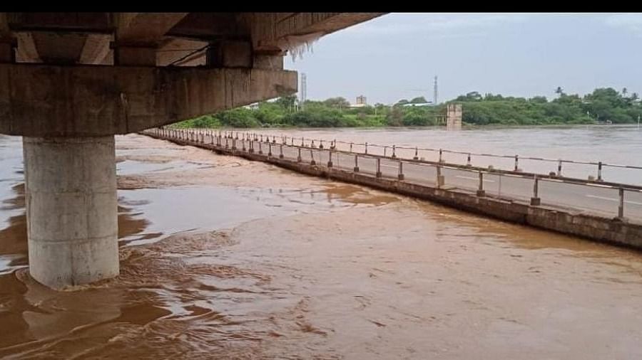 Water flows about danger mark in Kagina river at Malkhed in Sedam taluk of Kalaburagi district. Credit: Special arrangement