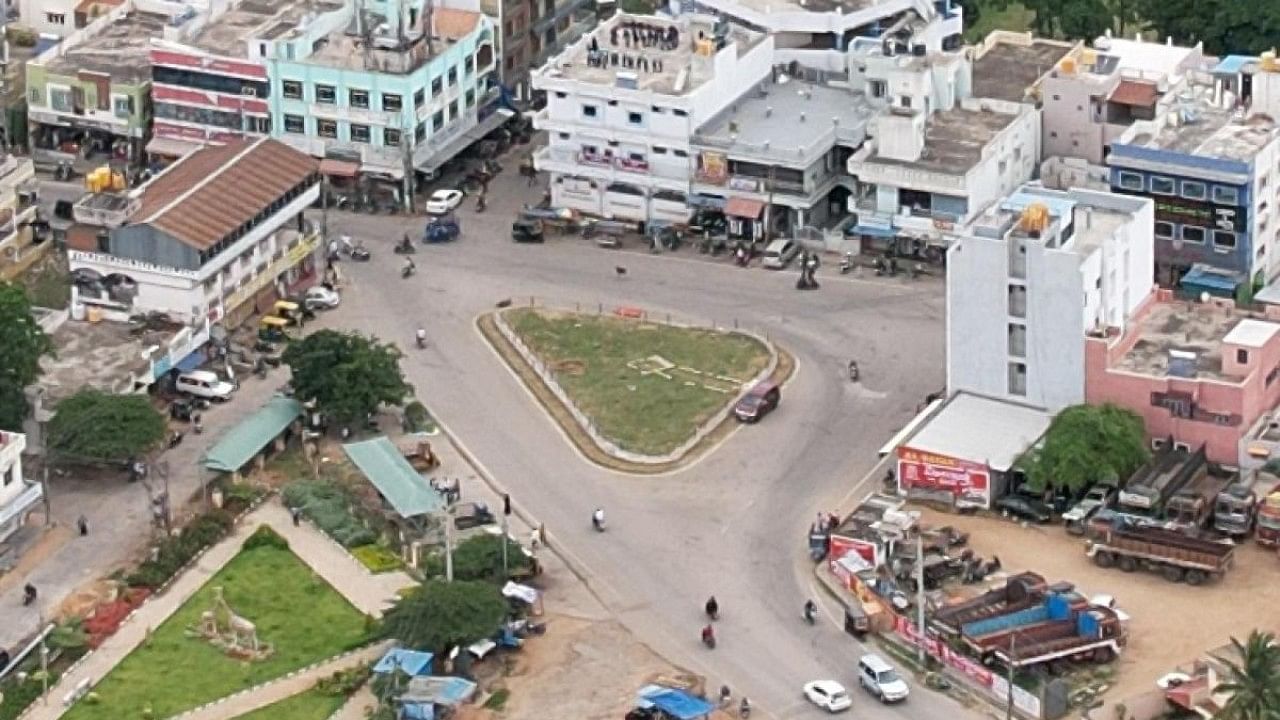 An aerial view of the junction near Al-Badar Mosque in Rajeev Nagar Second Stage, Mysuru. Credit: DH Photo