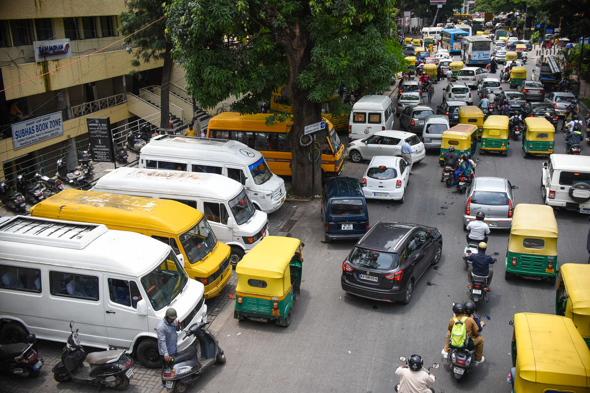 Traffic jams extend up to the Richmond Road flyover as school vans, autos and private vehicles block vehicular movement near Bishop Cotton Boys School on Residency Road. Credit: DH Photo