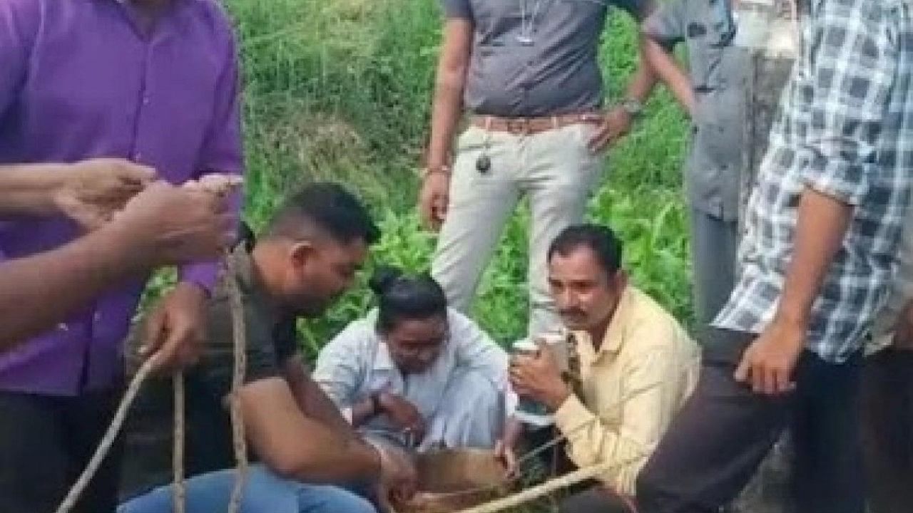 12-year-old girl rescued from the borewell by the army personnel in Surendranagar district. Credit: IANS Photo