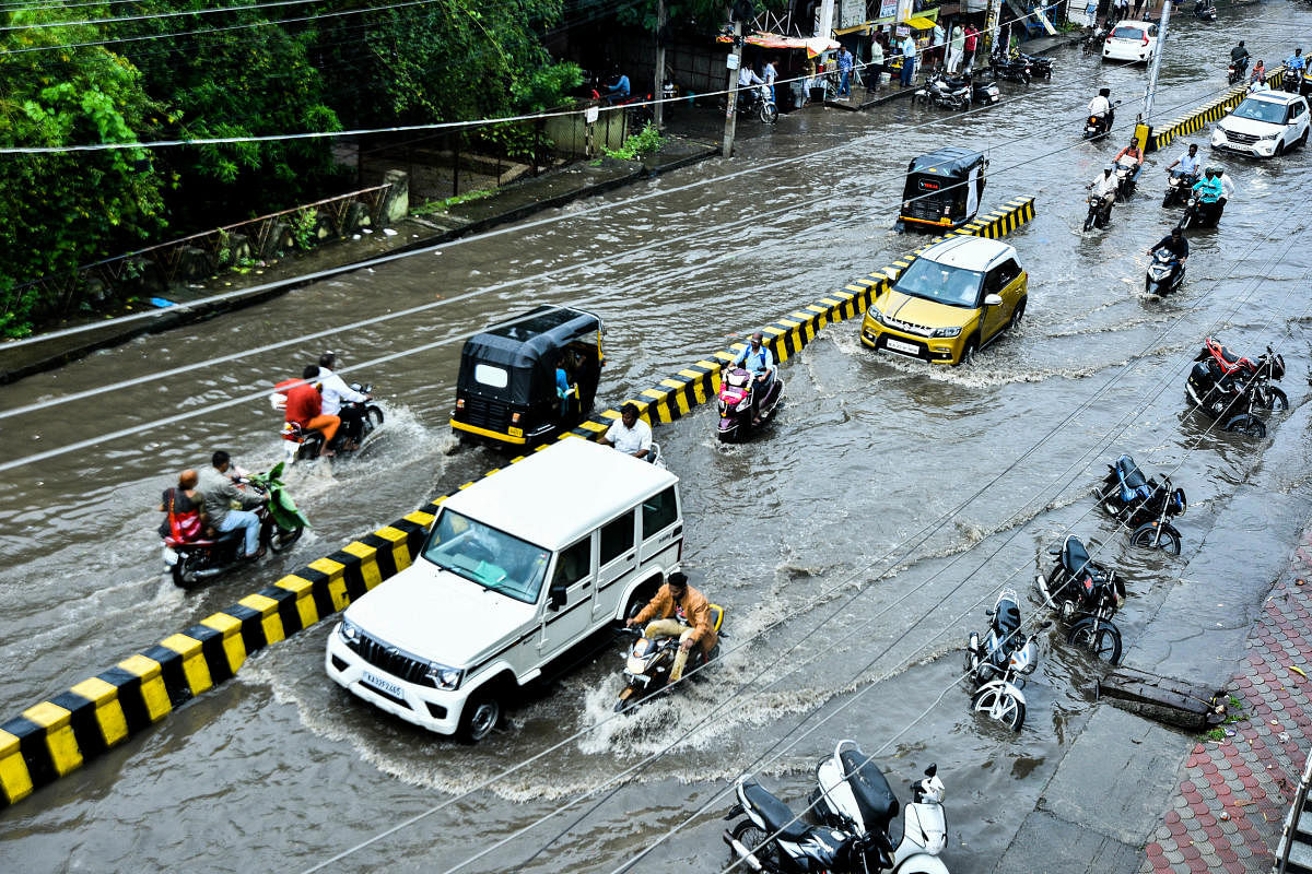Vehicles navigate a flooded road in Kalaburagi on Saturday. Credit: DH Photo/Tajuddin Azad