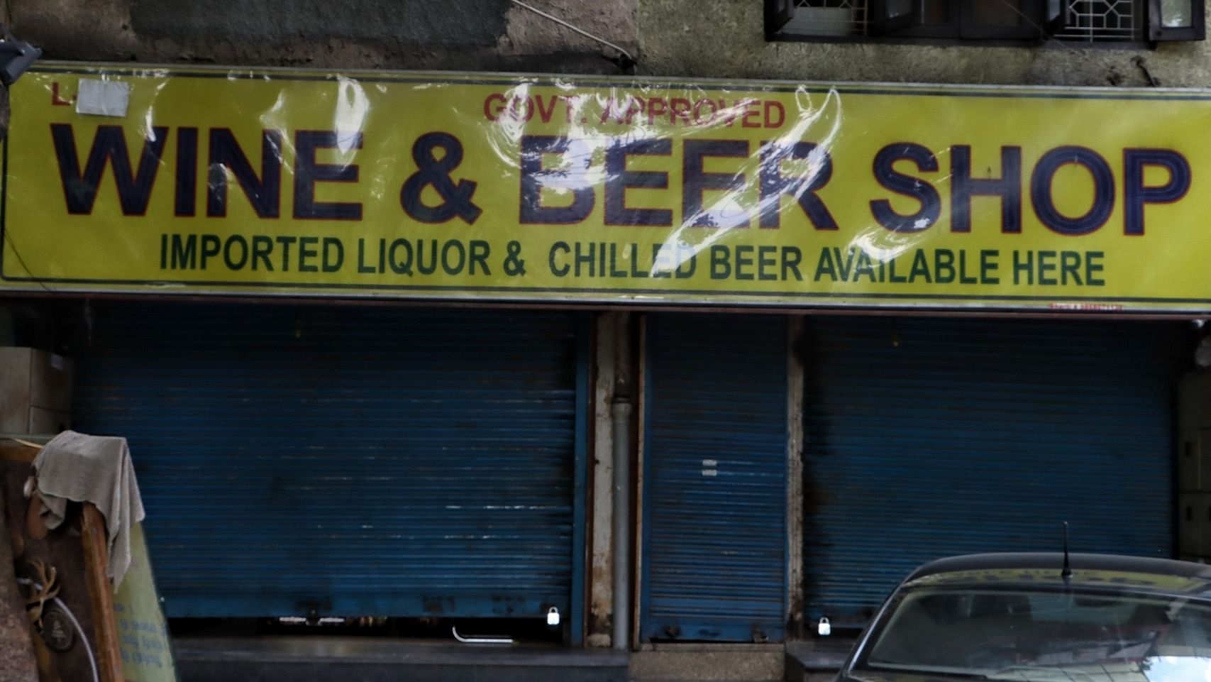 Delhi witnessed an unofficial dry day on Monday as liquor vends kept shutters down and no alcohol could be served in hotels, clubs and bars after the expiry of excise licenses on July 31. Credit: IANS Photo