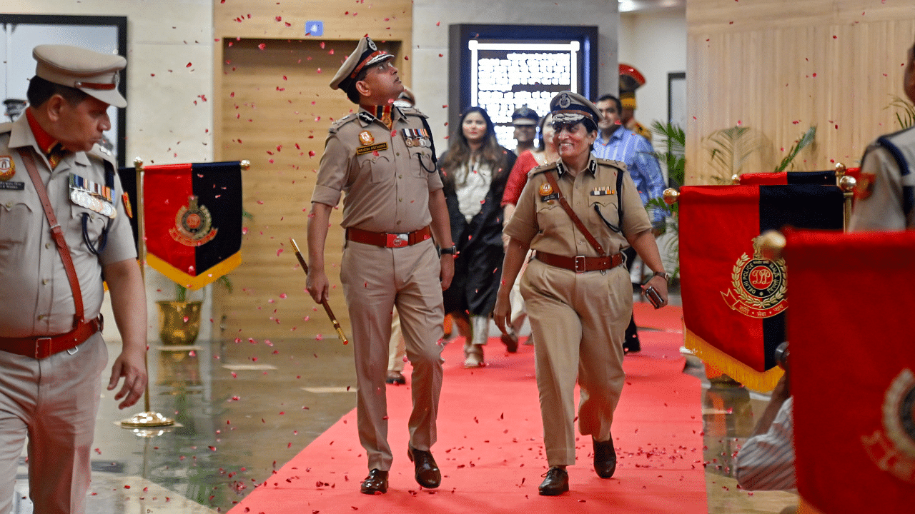 Outgoing Delhi CP Rakesh Asthana being felicitated. Credit: PTI Photo