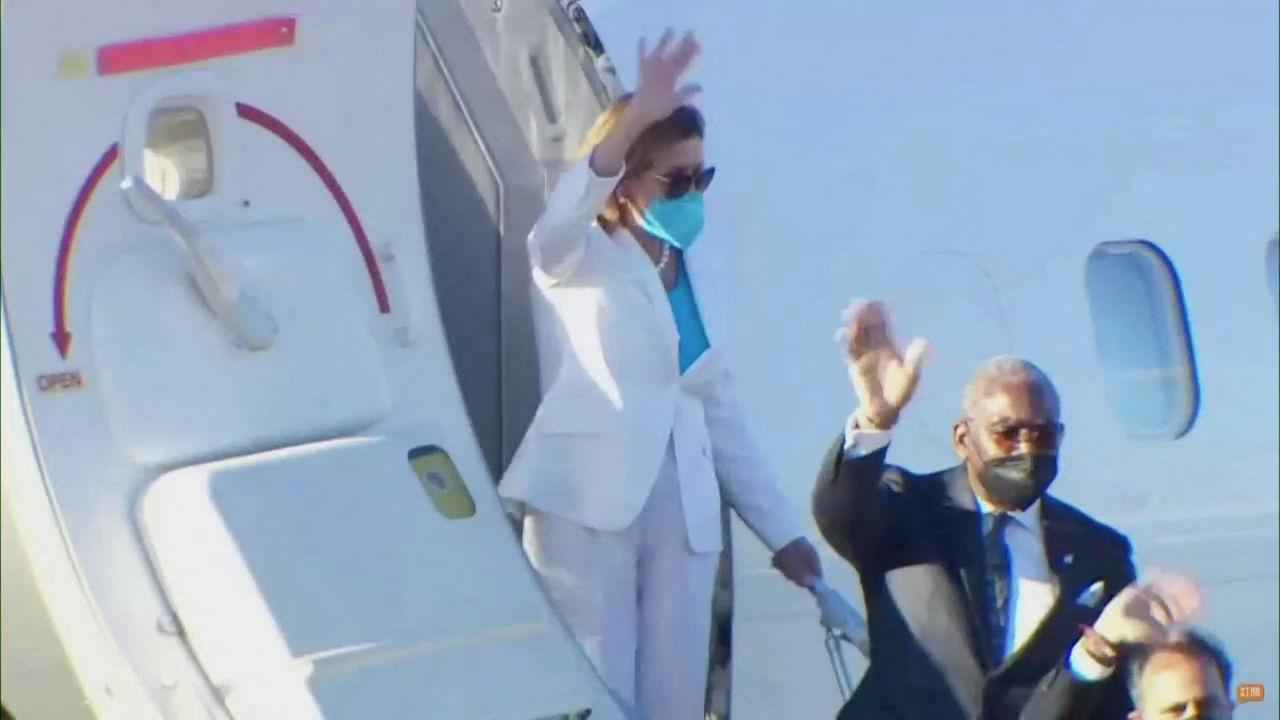 Nancy Pelosi waves as she boards a plane before leaving Taipei Songshan Airport in Taipei, Taiwan August 3, 2022. Credit: Reuters Photo