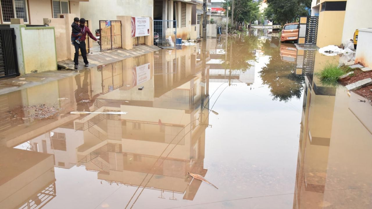 A waterlogged street at Rajiv Gandhi Nagar on Wednesday. Credit: DH Photo/B K Janardhan