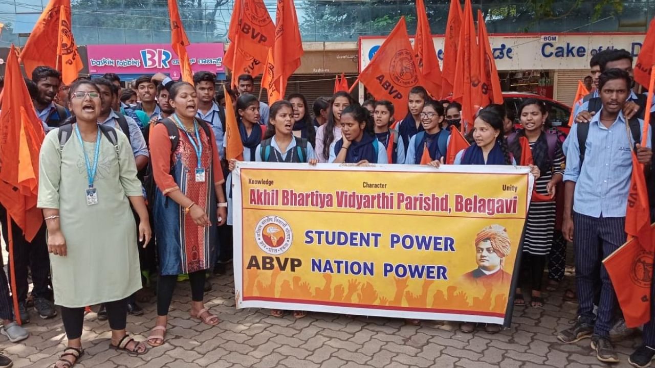 Students under the banner of ABVP staging protest in Belagavi on Saturday demanding action against murderers of Praveen Kumar at Dakshin Kannada and ban on PFI, CFI and SDPI. Credit: DH photo